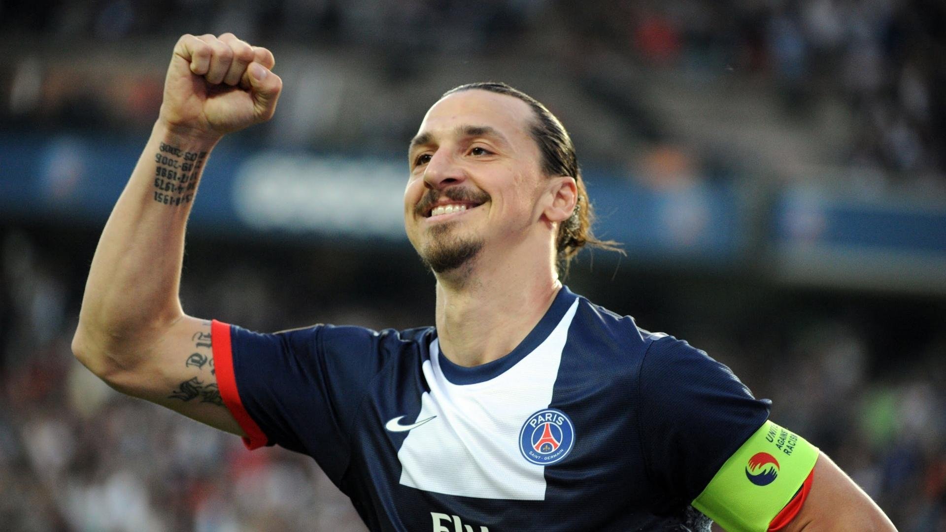 _蓝色海域滑翔：在海浪中自由飞翔_，蓝色的海域