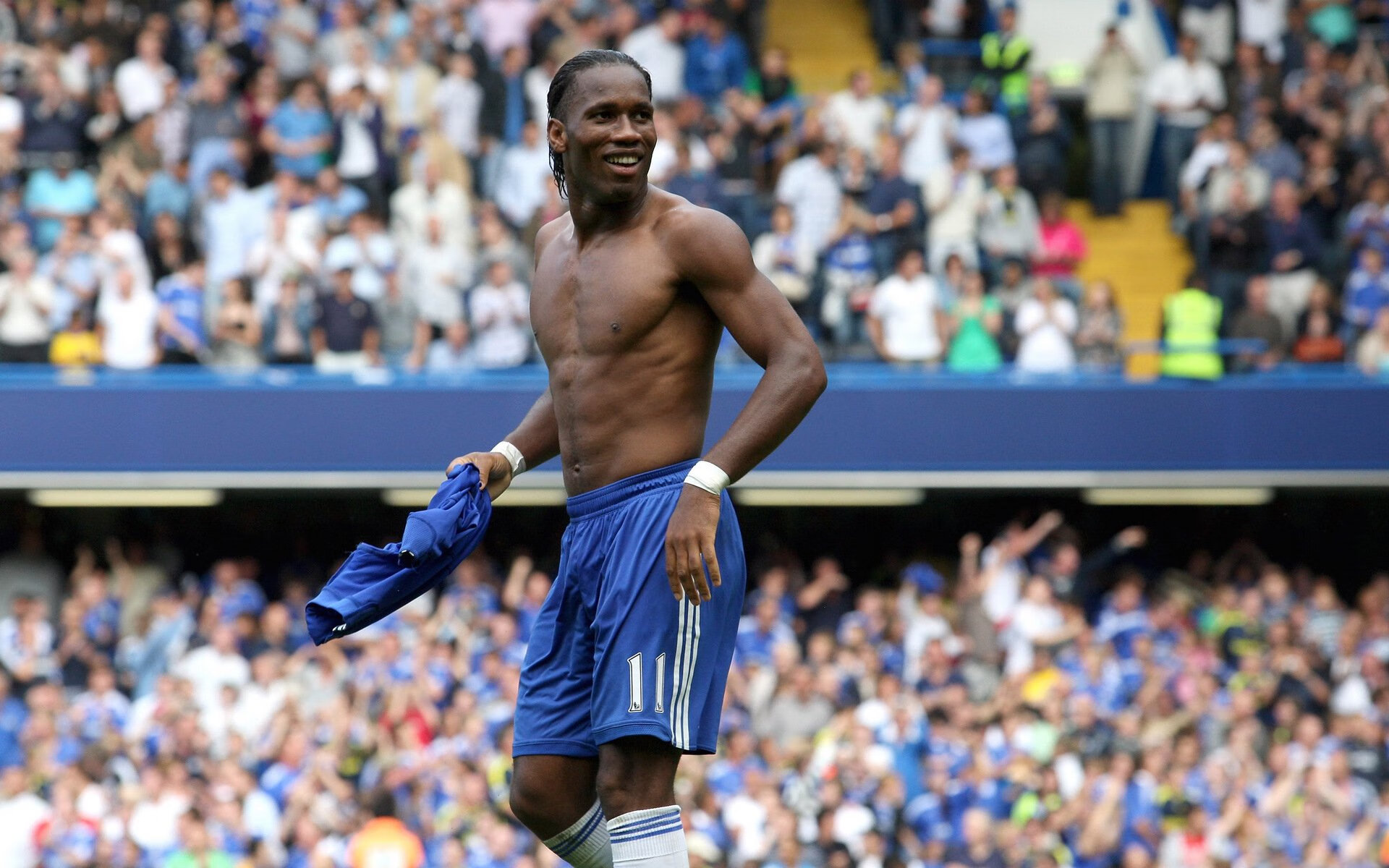 主队球员在比赛中发挥出色,拿下胜利,足球比赛主队在前面还是后面